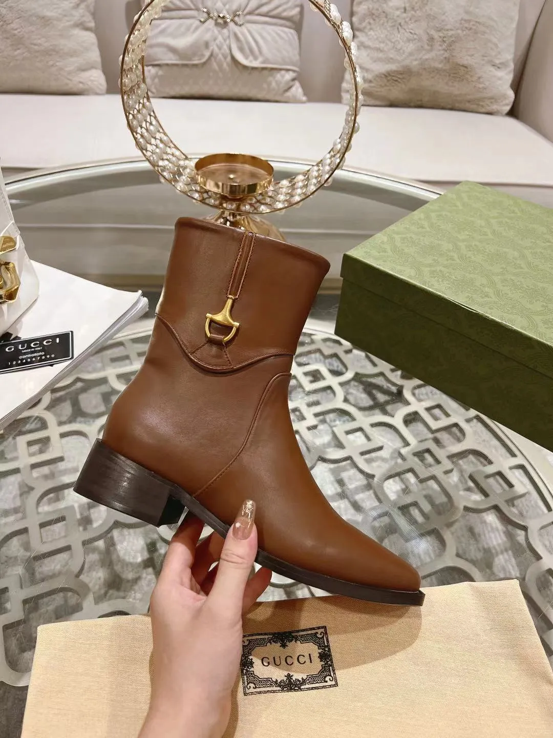👟👟Ex-factory price 600👟👟 Gucci's latest popular half-horsebit detail boots for autumn and winter, European and American punk style riding boots, horsebit detail boots, the same style as the big-name street style darlings of European and American stars. Upper: Calfskin imported from Italy Size: 35-42#